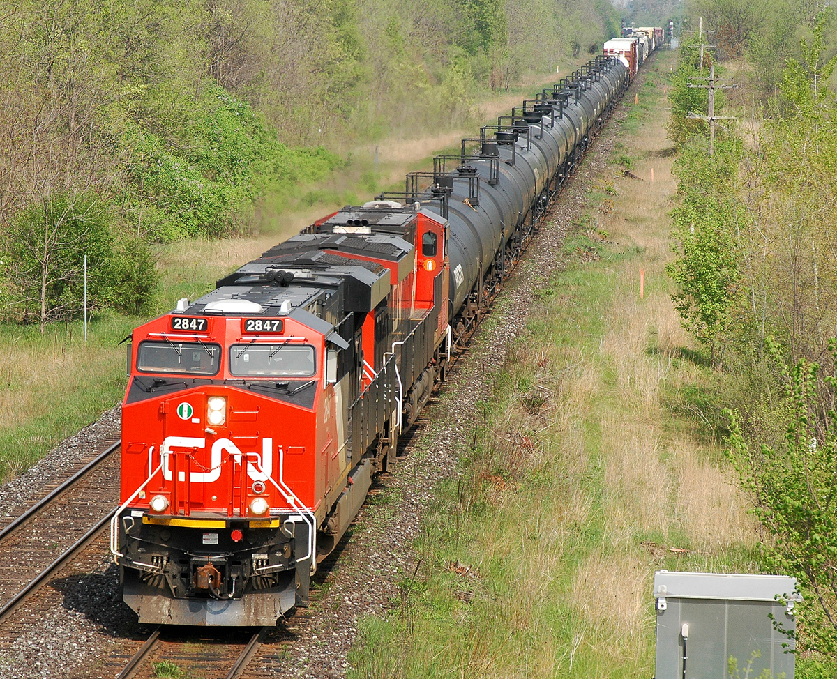 316 starting downgrade through Hardy with CN 2847 - CN 2827, 106 cars, CN 2842 in DPU and 45 more cars