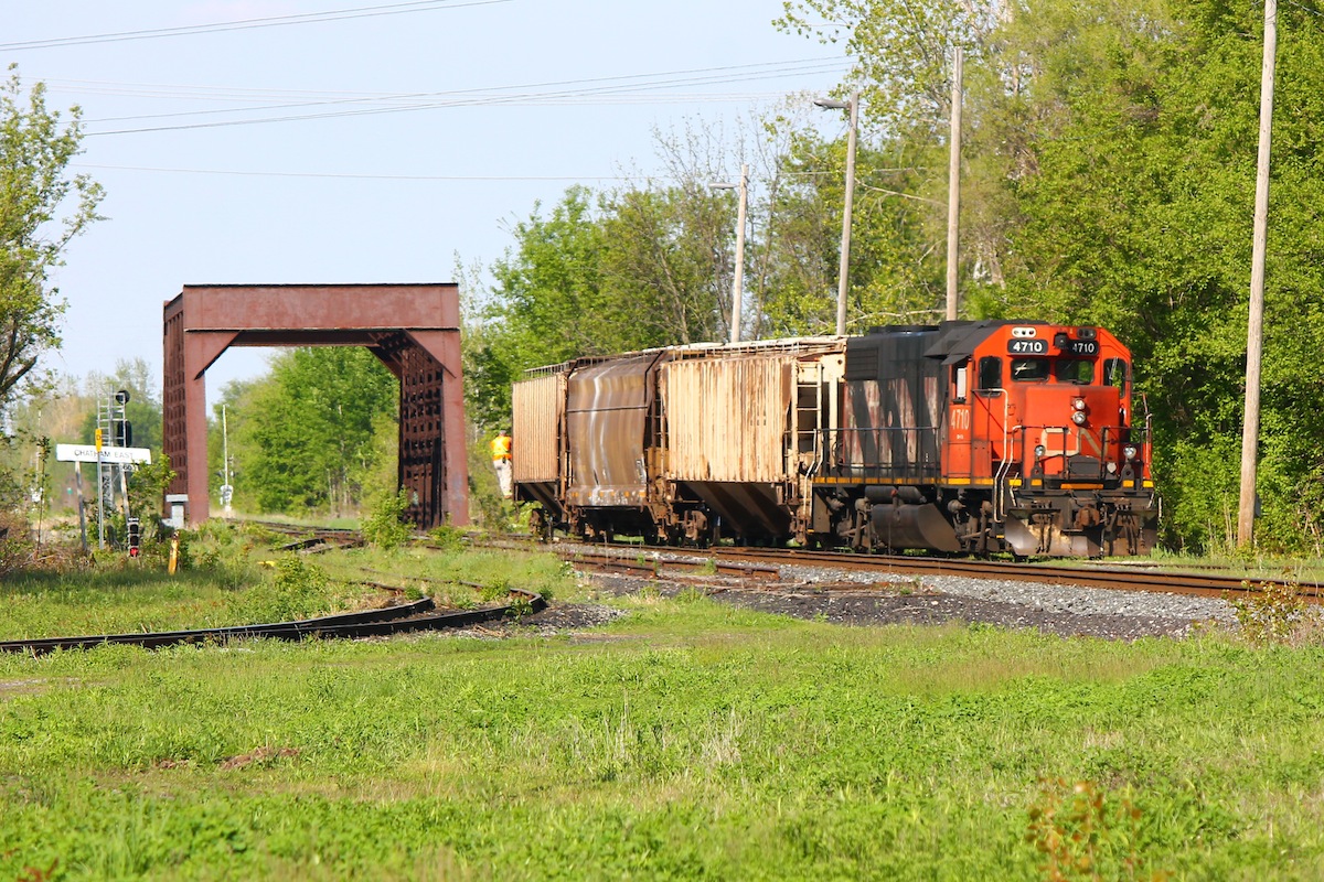 CN 4710 shoves back off the CN Sarnia Spur and onto the mainline to service industries "downtown" (as CN crews call it).