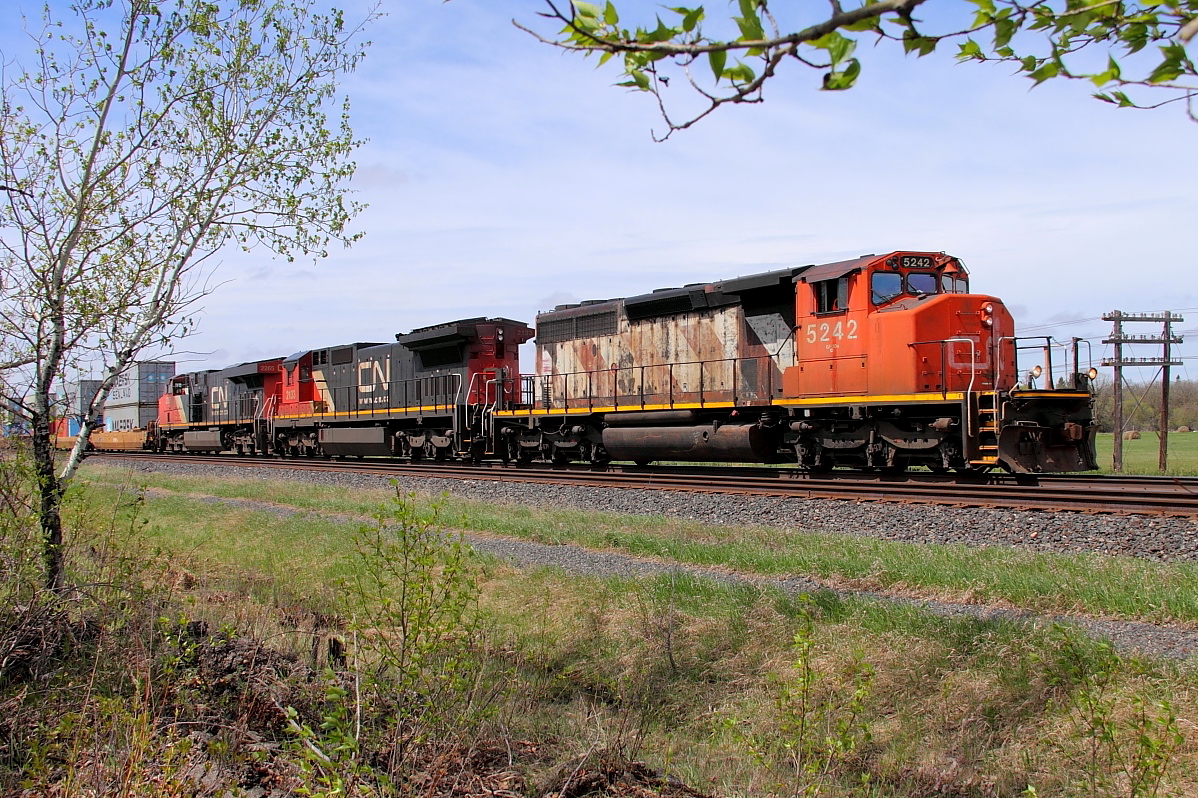 A well worn SD40-2 leads an eastbound intermodal into Winnipeg.