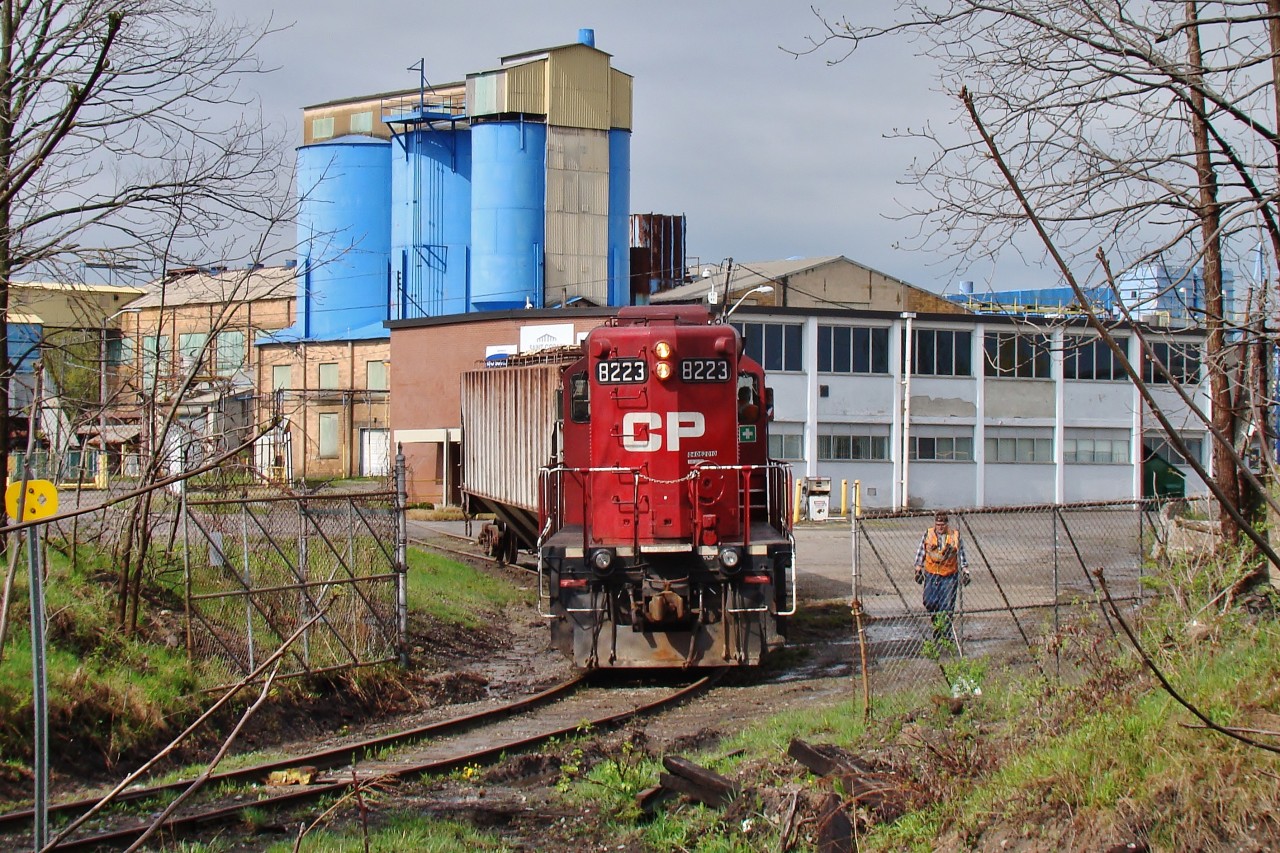 CP 8223 is seen here picking up a single hopper from the Saint Gobain Ceramics plant in the community of Chippawa, just south of Niagara Falls on former Michigan Central trackage. Seeing that this industry only receives a handful of cars per month, it was a delighted catch, but the rarity of having a single GP9 made the moment even sweeter.