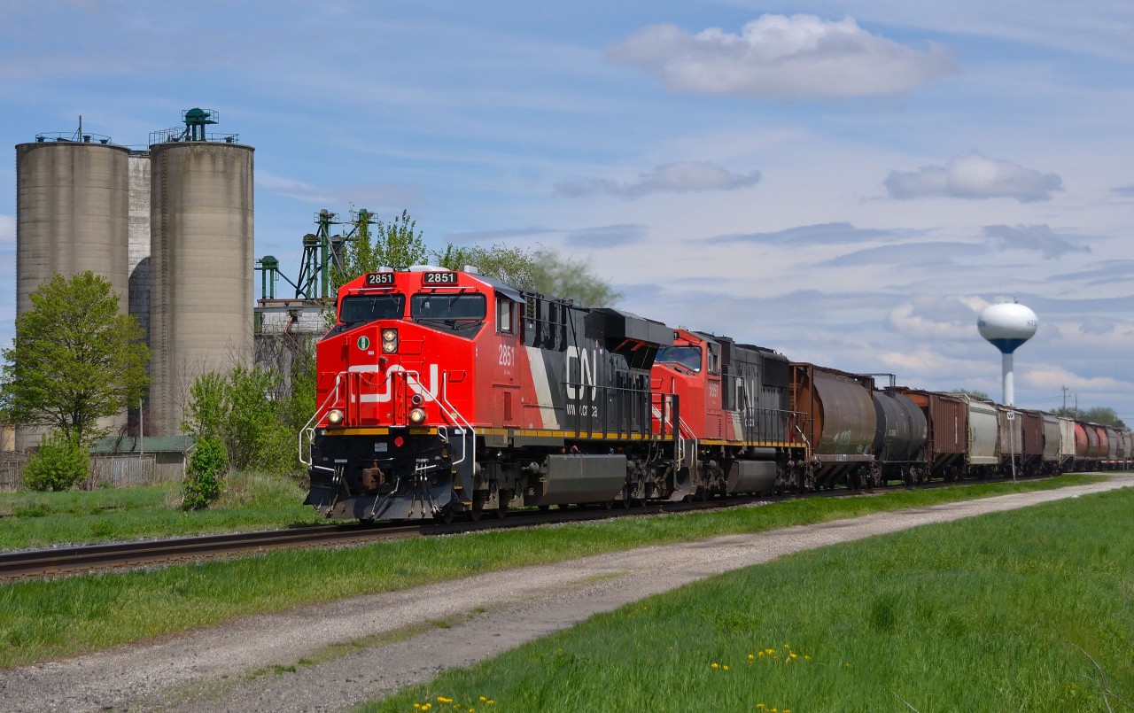 CN 301 passes westbound thru Strathroy with new 2851 on the point.
