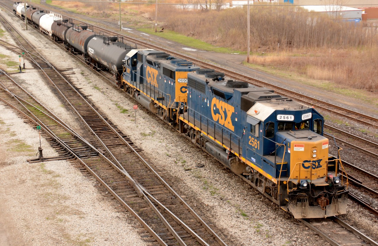 CSX2561 with 2690 move through the Sarnia yard.