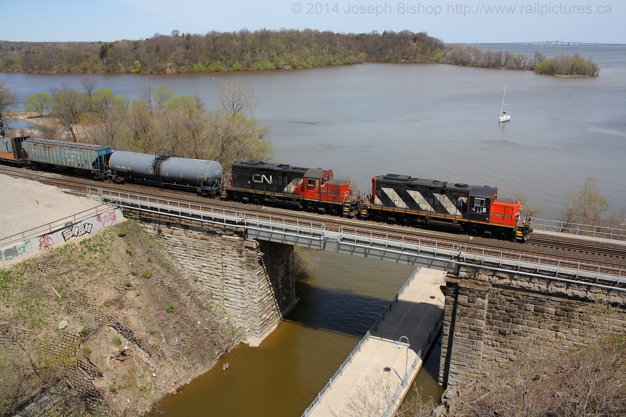 CN 554 makes its way towards Stuart Street Yard in Hamilton from Aldershot with a cut of cars.