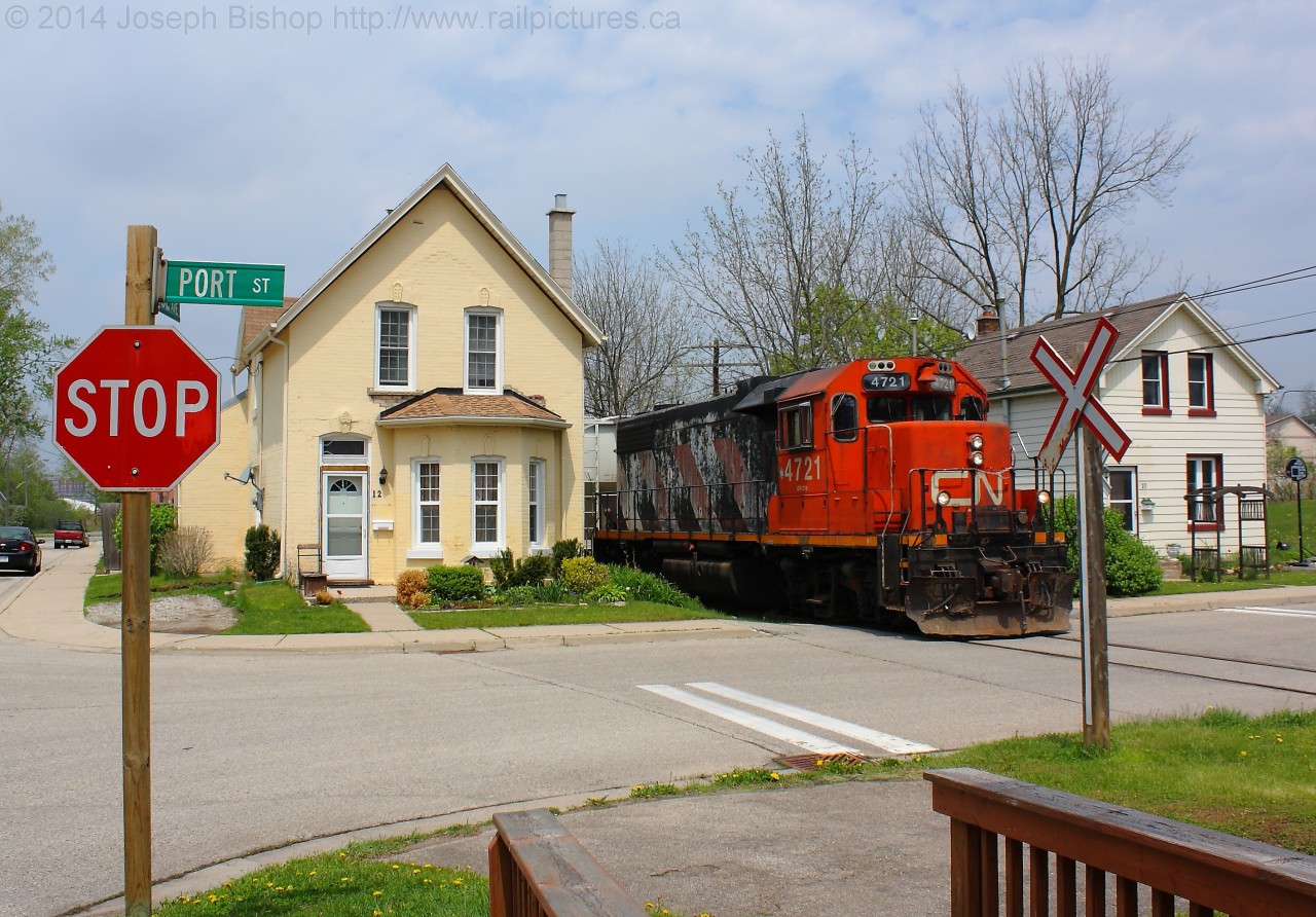 CN 4721 trundles down the Burford Spur with 4 cars in tow for Ingenia.  They are seen passing between the houses on Port Street.  If anyone wants a house by the Burford Spur, #10 Port Street is for sale (sign out of frame).  580 returned later in the afternoon with 7 cars, 2 of which they took down with them this afternoon.