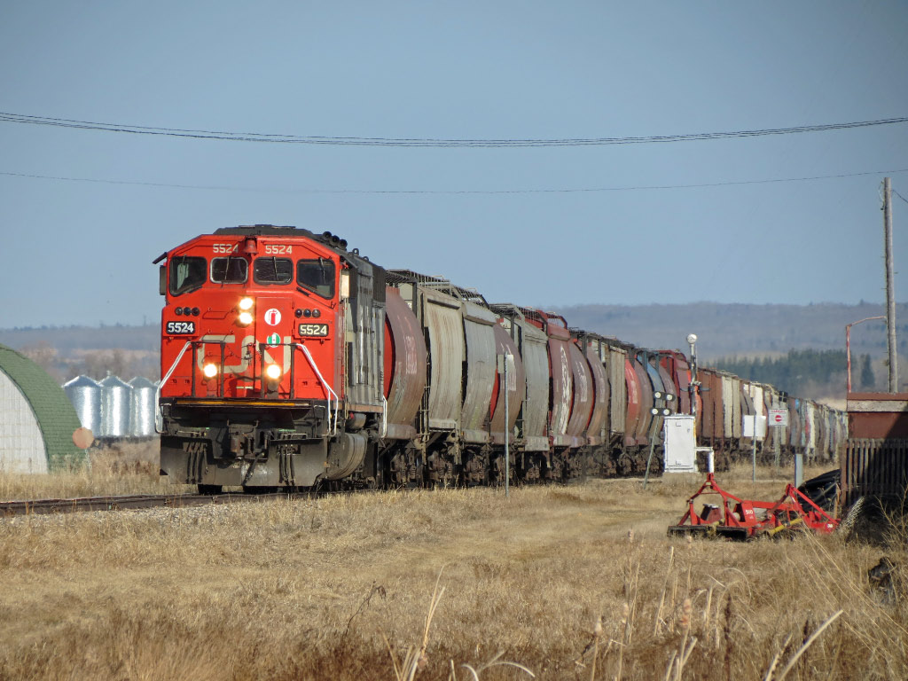 CN 852 with a single unit 5524 with 50 grain loads moving at track speed. #) miles
away is a new crew to take this train on to Winnipeg.