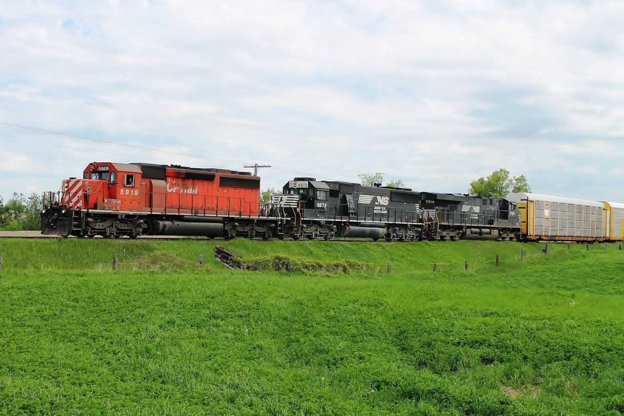 12:46 and the day got better. Having moved from Woodstock to the west of Drumbo at Gobles road crossing, I caught this westbound mixed freight that had just left Wolverton yard. CP 5919 NS6672 and NS 7514 leading the train to Blandford siding where it had to wait for an eastbound to pass.