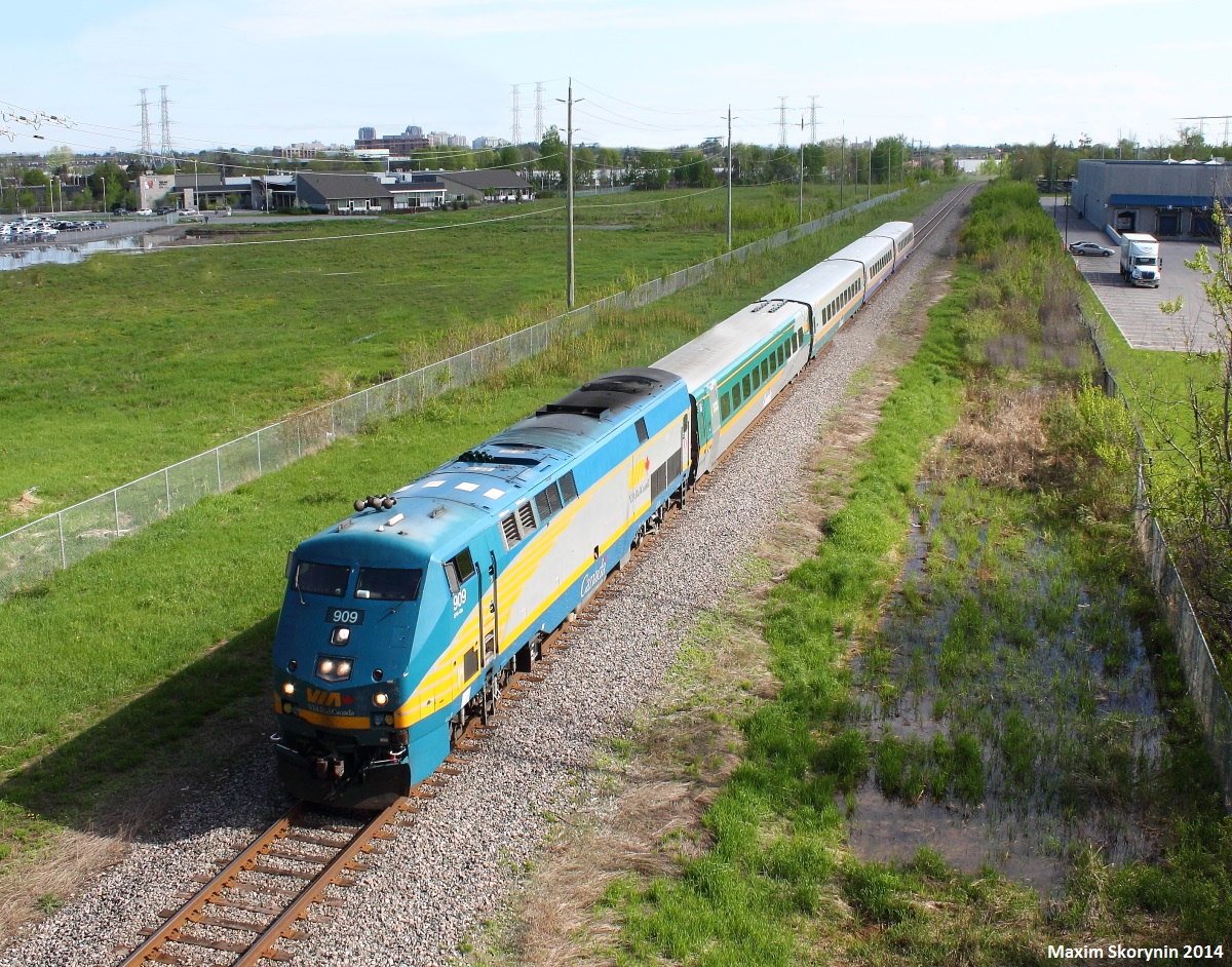 VIA 909 is in charge of a south-west train to Toronto from Ottawa, seen here passing by W Hunt Club Rd in Nepean, ON!