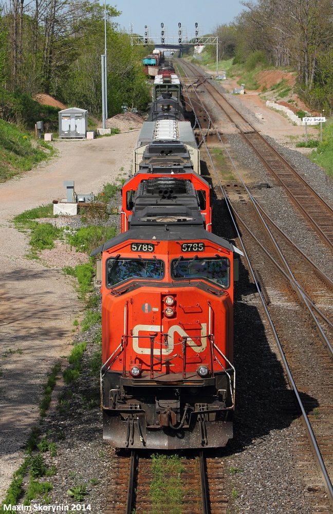 CN 435 slowly approaches CN Snake where its conductor hops on board from Aldershot yard (distance). This train then quickly gets rolling and diverges onto the Dundas subdivision at Bayview junction and continues its journey.