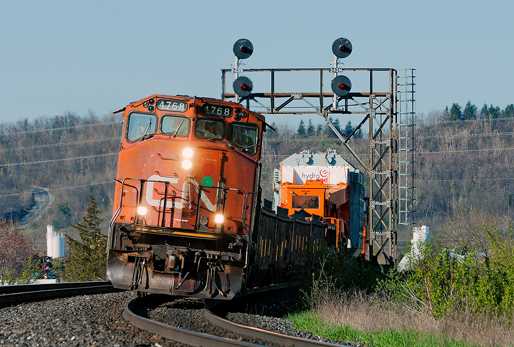 Leaning into the curve, CN4768 heads the dimensional special at Milbase.