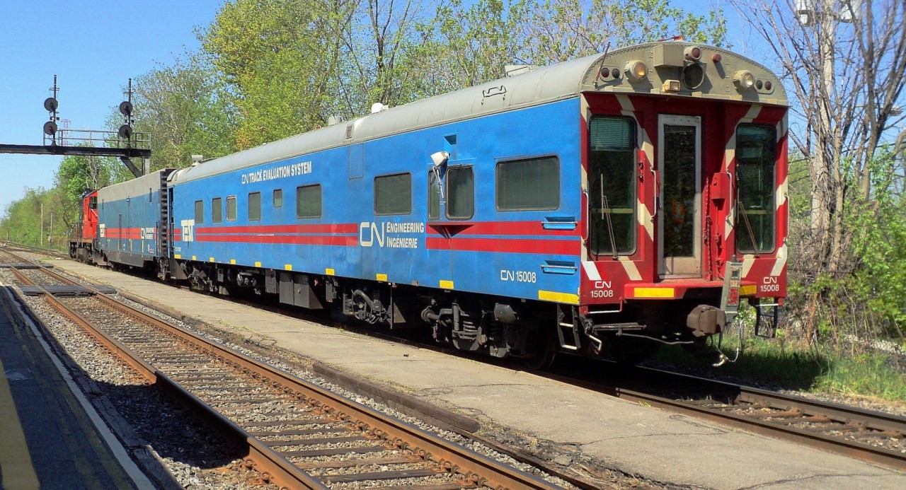 CN-15008 track evaluation system control cab car built 1954  buy by CN-1988  it was stopping on different place on the north maine track and after went direction Montreal