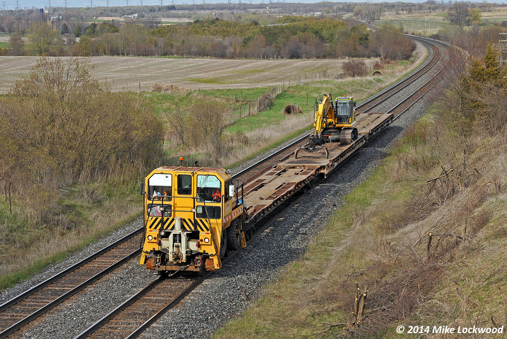 Tearing along the Kingston Sub at a whopping 13mph, maybe a little faster, they 'notched her out' as they passed by, OTHX 22 leads three flats through the Newtonville Sag. Reminds me of the Ecorail... except the Trackmobile wasn't dead and being towed by a locomotive. 1732hrs.