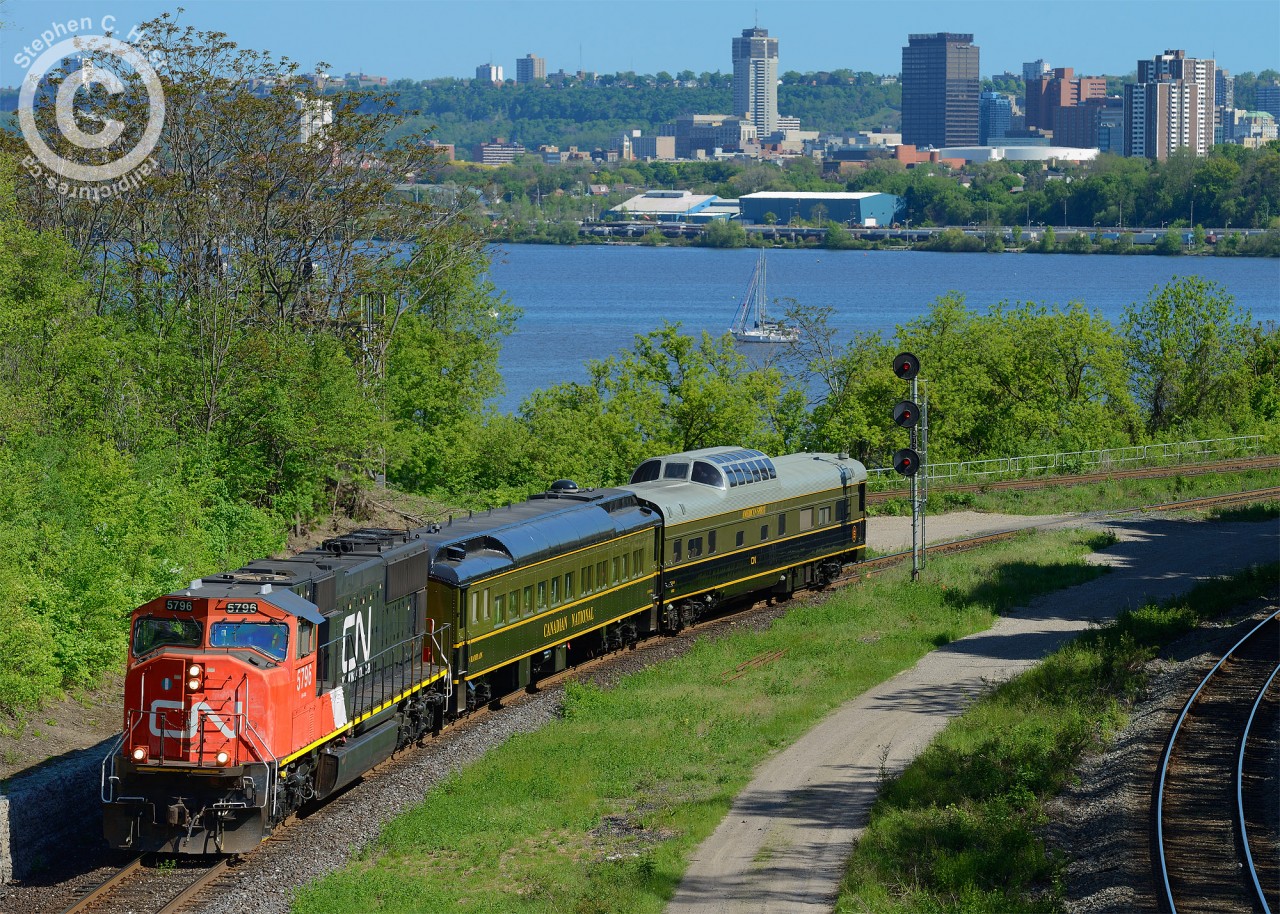 The Hamilton skyline in the background, P004-31 is rounding the Cowpath on a business car special from Niagara Falls. After turning here, the train returned to Niagara Falls with no other station stops. - See more at: http://www.railpictures.ca/?attachment_id=15267#sthash.W0cq00Yb.dpuf