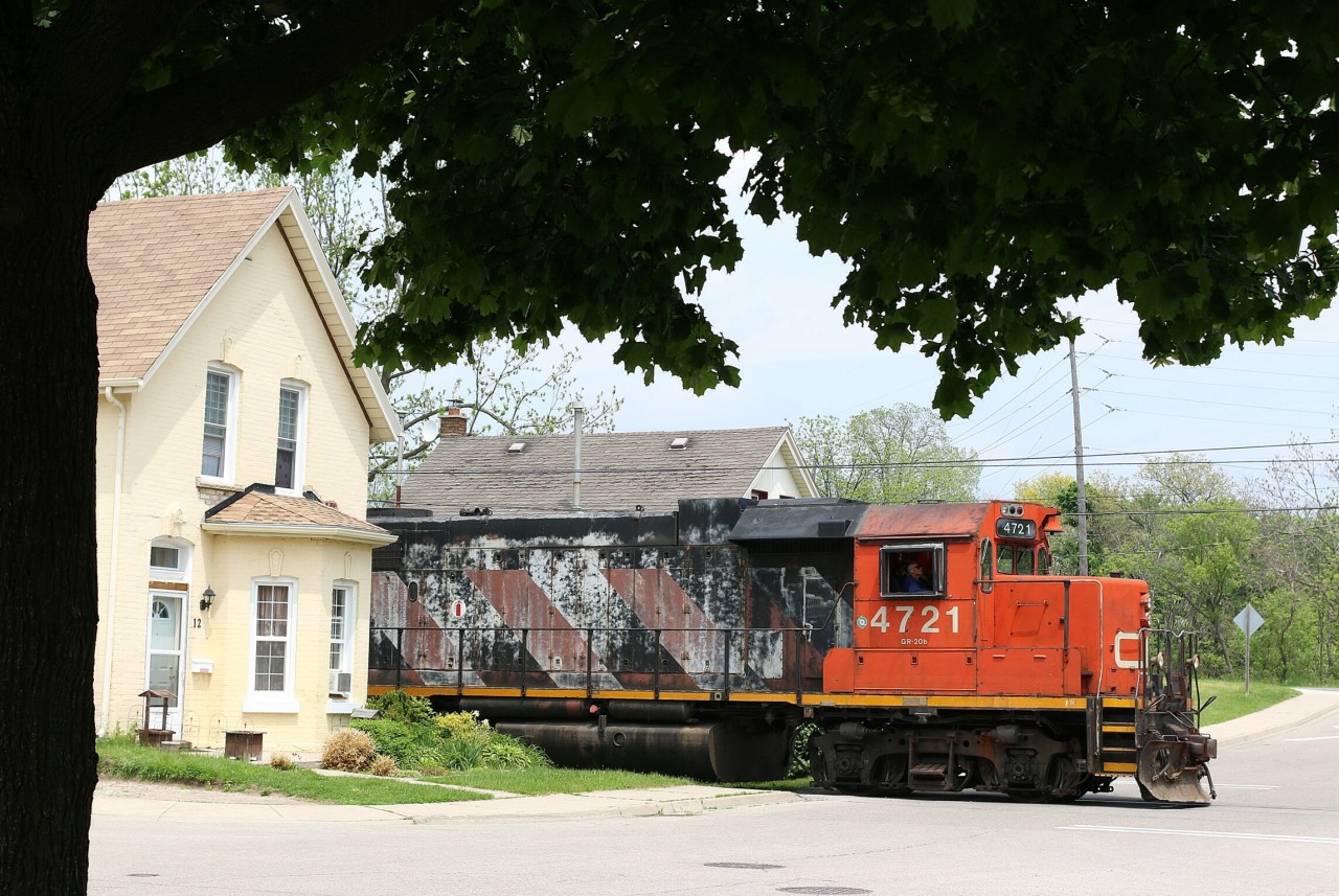 Time is running out for CN 580 on the Burford spur. It is seen here cutting behind the classic homes along the spur to reach the last online customer. Today one car will be dropped off, with two lifted.