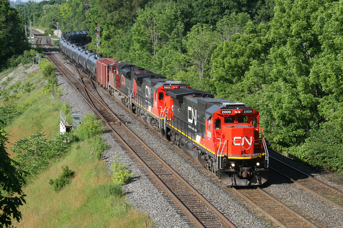 No BNSF power today on CN 710 but a nice surprise with a pair of 2000's in fairly fresh paint.
