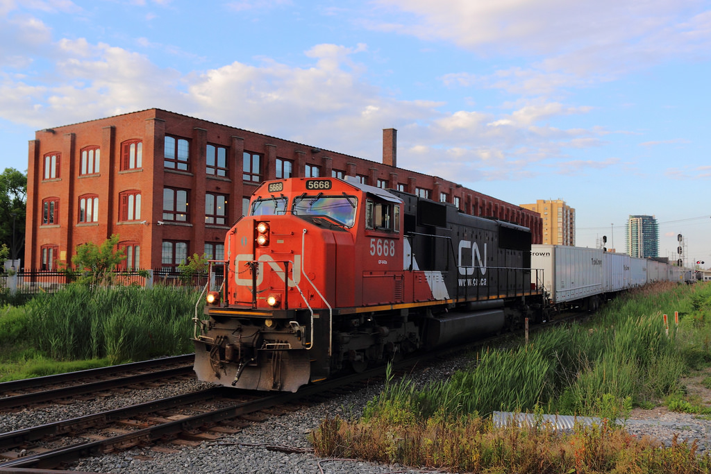 I have been hearing about many roadrailers coming through the GTA recently, but I haven't been able to catch one myself, until now. Just in time before the sunset too!