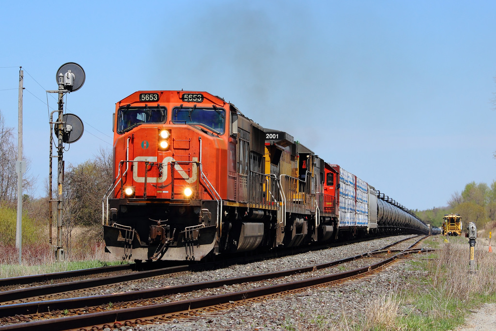 As the scanner buzzes to life on the CN Bala Subdivision, we hear about a CN 314 coming down to CN Pine Orchard shortly. Knowing that 314 has given me some nice power recently, I was excited to hear the clearance. Well, I was right. In second is an Ex.UP locomotive! This was probably the train of the day, and my first time seeing a locomotive such as this one.