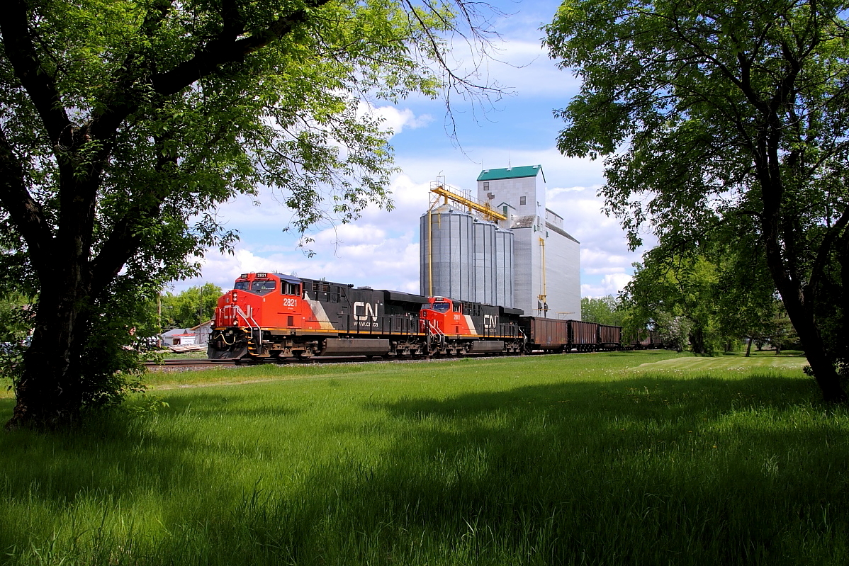 AC traction leads coal empties through Oakville.