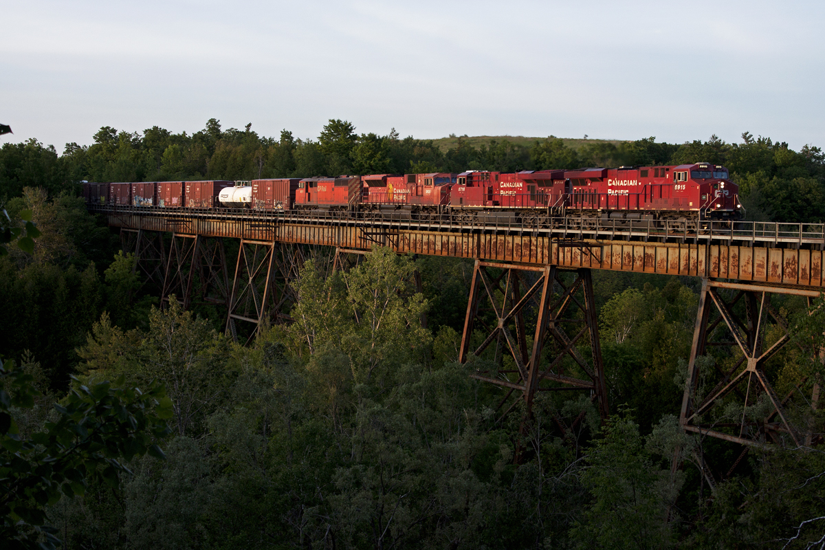 9108 and 9011 trail on 119 as they glide through Cherrywood in last light.
