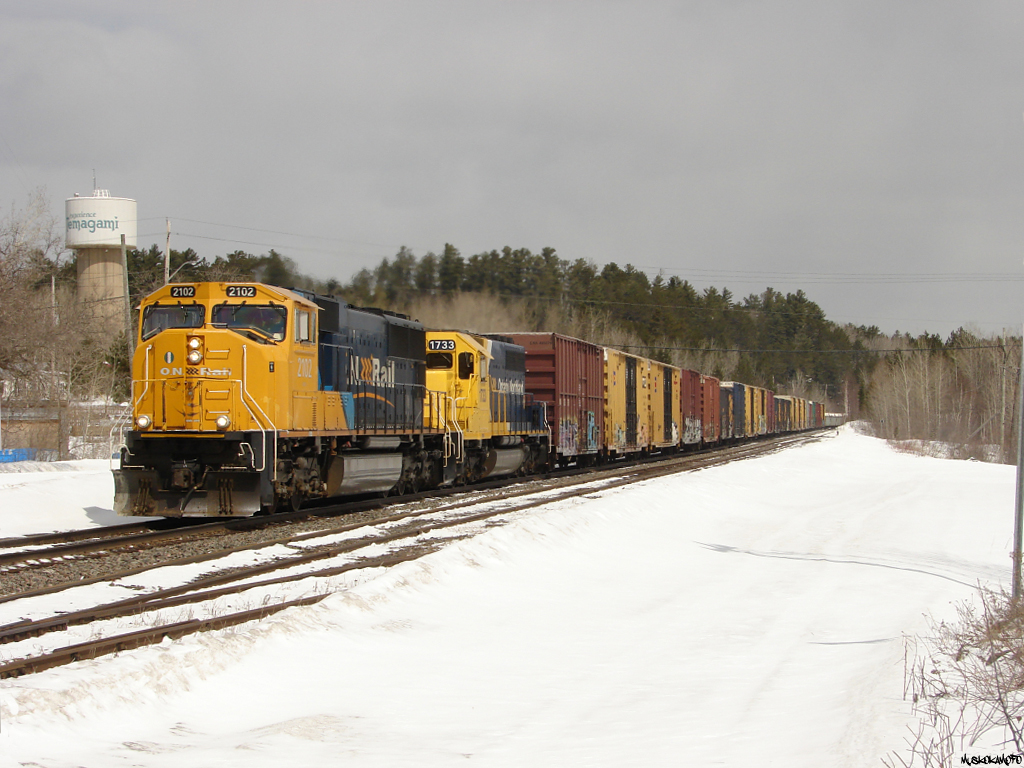 ONT 214, ONT 2102 South flies through Temagami with a healthy train for North Bay.