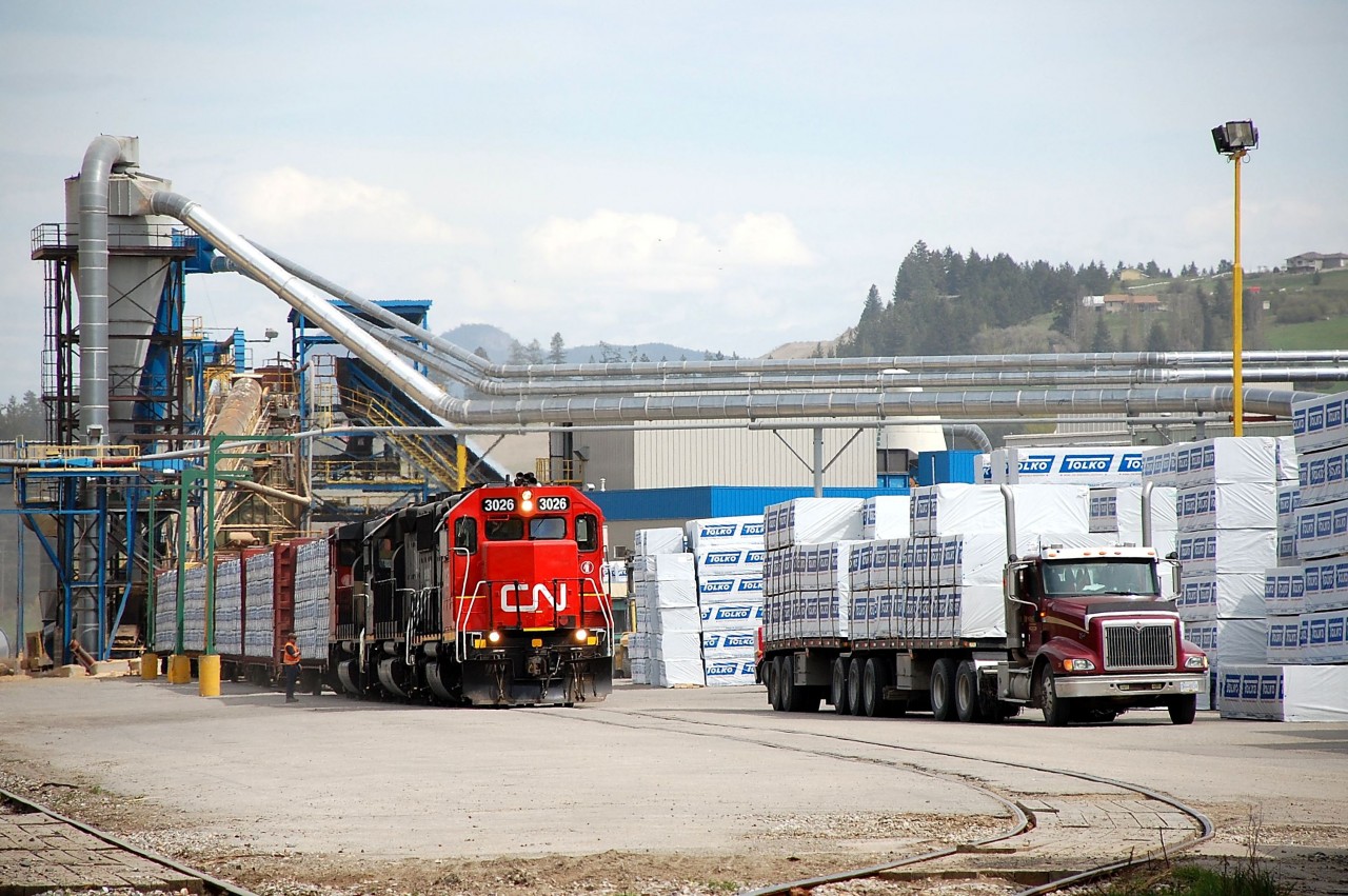 CN(WC)3026 is the lead unit of three that are picking up five cars of lumber @Tolko Industries in Lavington.