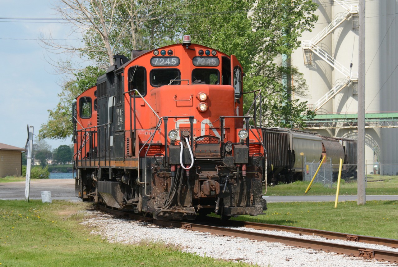 CN7245 with CN4136 and CN4702 leaving the  Cargill elevator in Sarnia.