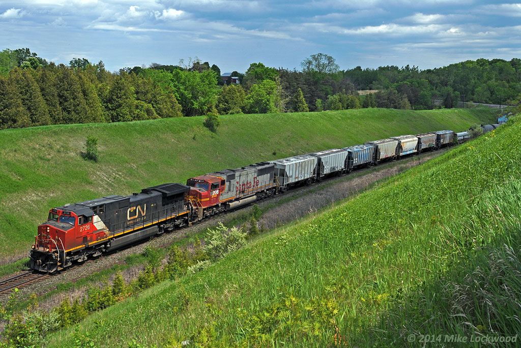 A very ratty looking BNSF 208 trails IC 2726 as they slog up the grade on the York Sub at Beare. They got down to 14mph according to the HBD at mile 7. For those unfamiliar with the location, that's the CP Belleville Sub crossing over the York Sub on the right, and it's about 5 minutes from the main entrance to the Toronto Zoo. 1457hrs.