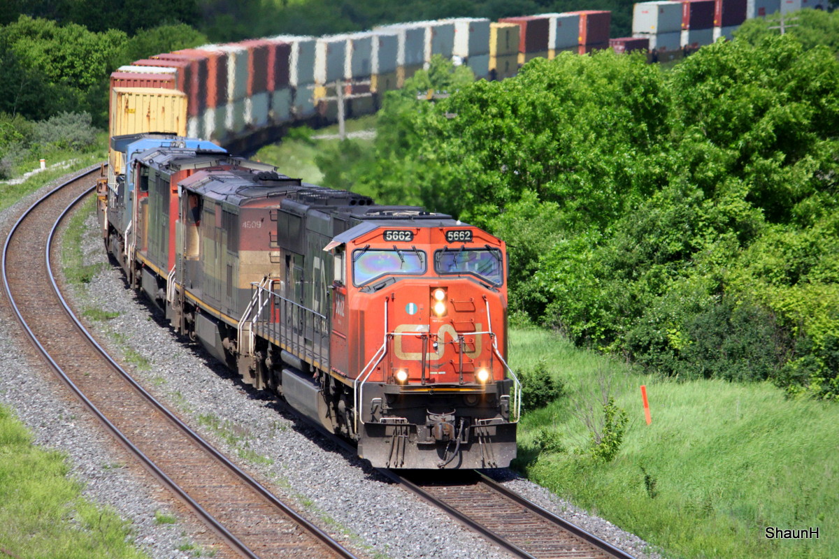 Pretty good lash up on a intermodal !