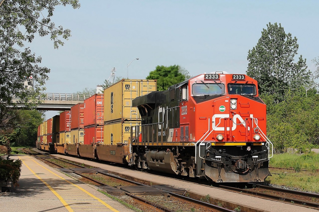 Sometimes I am in awe of the power of North American locos. 2333 on it's own pulling I believe train 148 up the bank at Woodstock at a good speed. I am aware that there were a lot of empty intermodal flats on the train but there were a fair number of autoracks and box cars making up the consist.