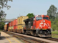 Sometimes I am in awe of the power of North American locos. 2333 on it's own pulling I believe train 148 up the bank at Woodstock at a good speed. I am aware that there were a lot of empty intermodal flats on the train but there were a fair number of autoracks and box cars making up the consist.