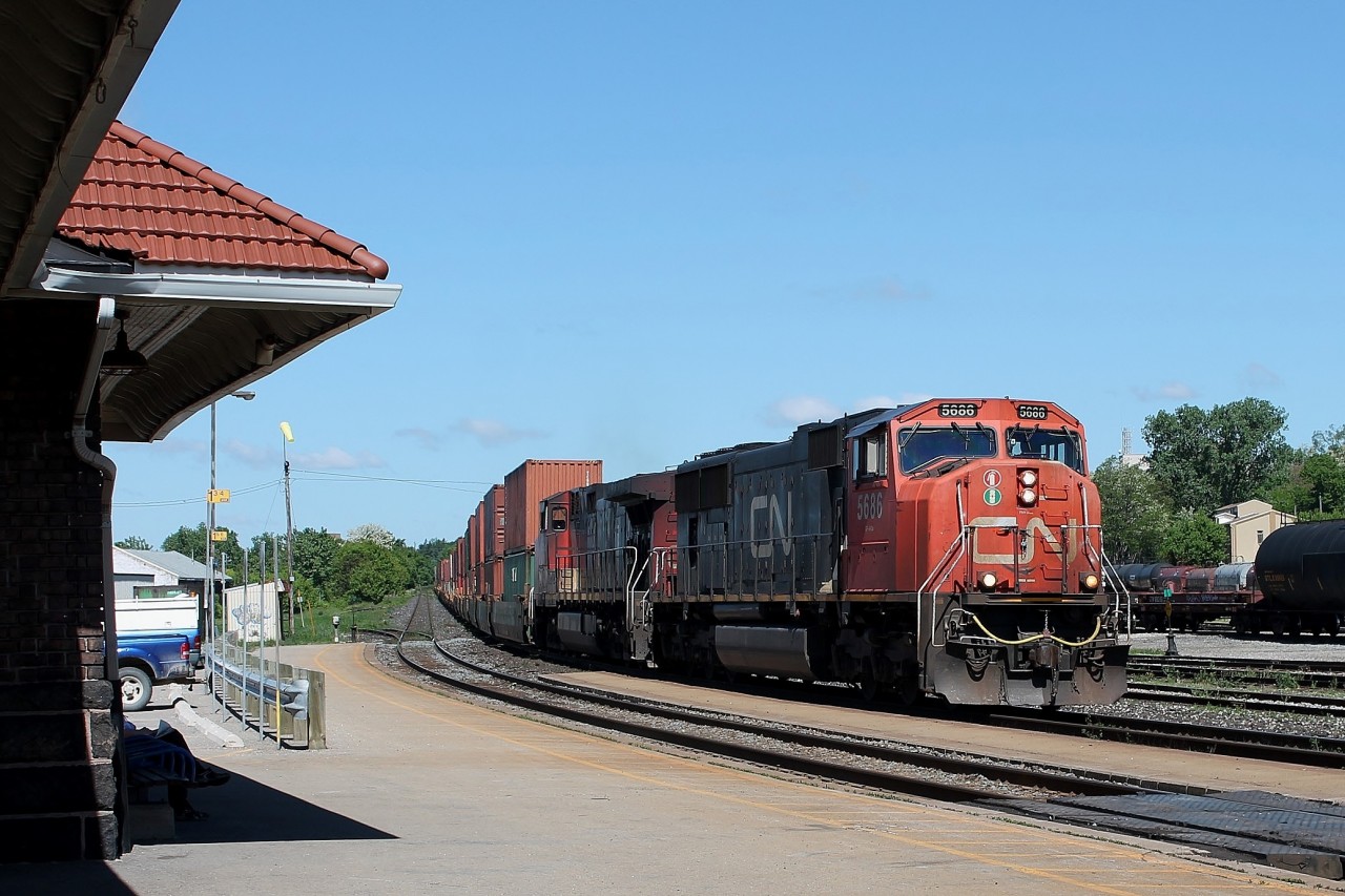 10:43 CN 5686 & CN 2632 lead an all intermodal 148 east into the bright sun.