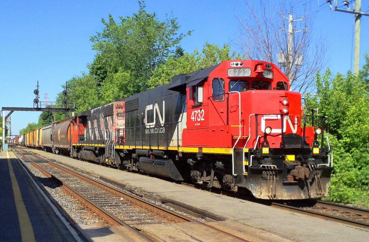CN-4732 a GR-420-B leading loco with CN-4769 a GR-420-C pulling a covoy of mix cars going to eastern Québec  the cn 4732 nice and new paint and running good by the sound et was given more speed in front of us