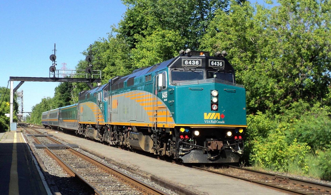 Via 6436 and 6414 both GPA-30-H Green Choice route 22 to Québec City 2 locos for 3 LRC coach Cars because the 6414 had a ploblem with motor running to fast so they had the 6436  they where late of 20 minutes in St-Lambert