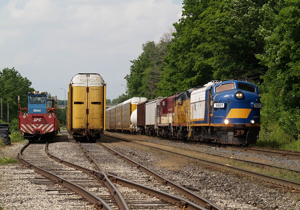 OSR 1401-175-383 have tied onto 9 cars to take back to Ingersoll. To the left is GREX SPS work train.