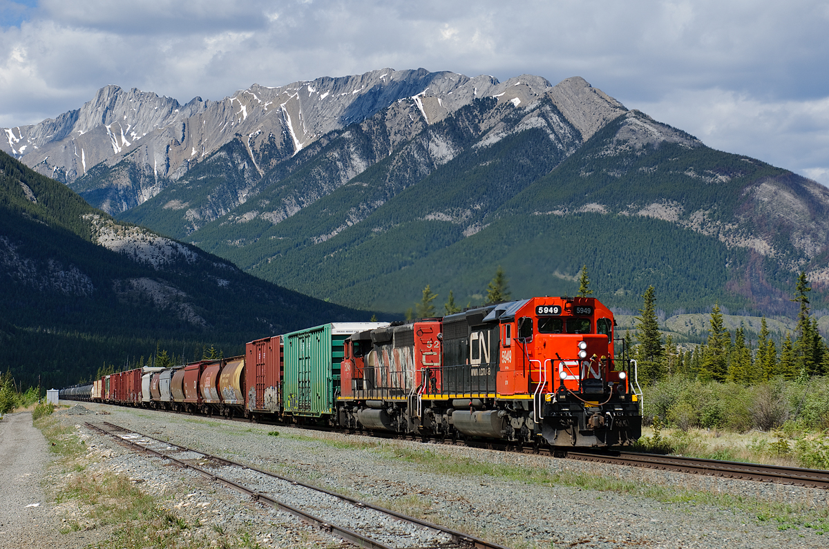 GTW SD40-3 5949 and CN SD40-2W 5246 haul 7000 feet of junk towards Jasper.