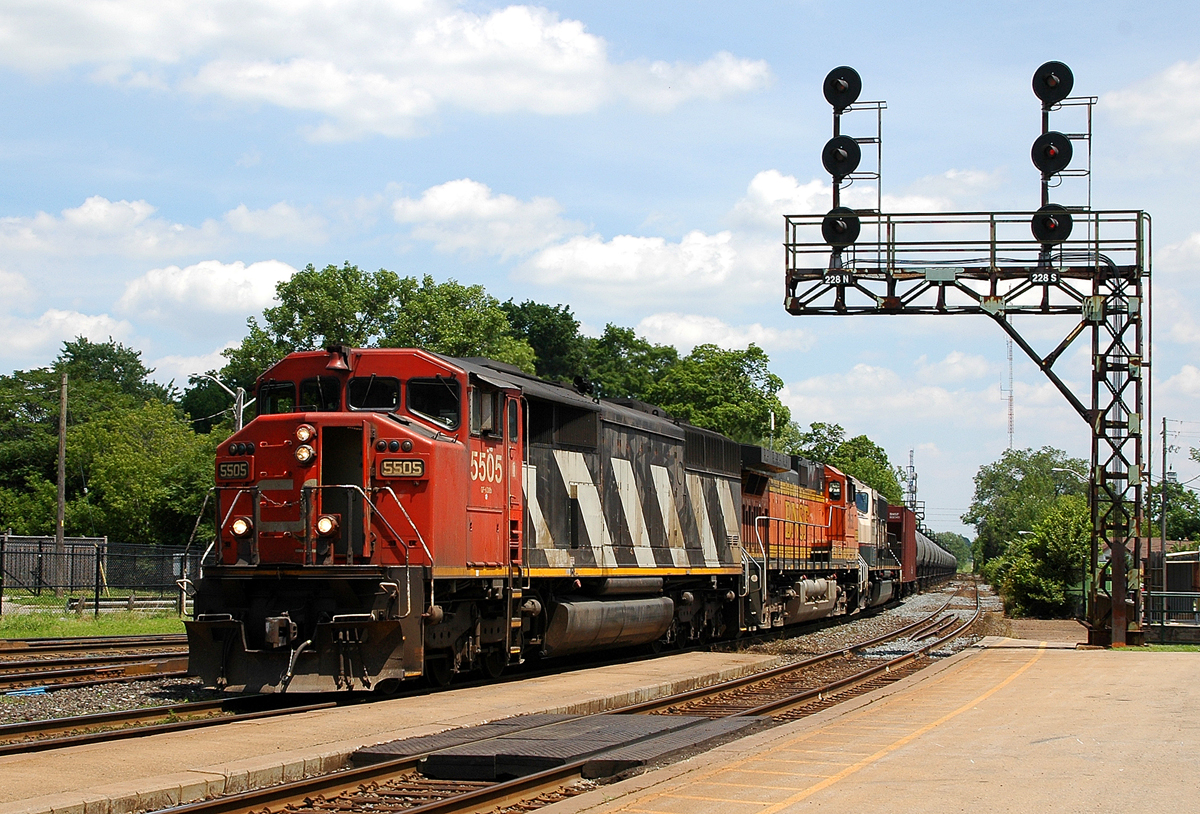 CN 5505 - BNSF 5058 - BNSF 9622 lead a typical trainset of 102 cars back west towards BNSF rails