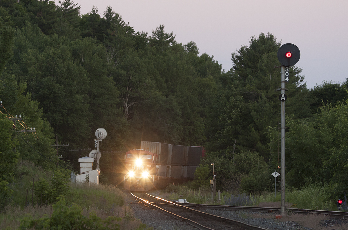 With the last bit of light CP 101 comes around the curve with CP 8832, 8738 and 8631 as mid train dpu as it races north through the countryside.