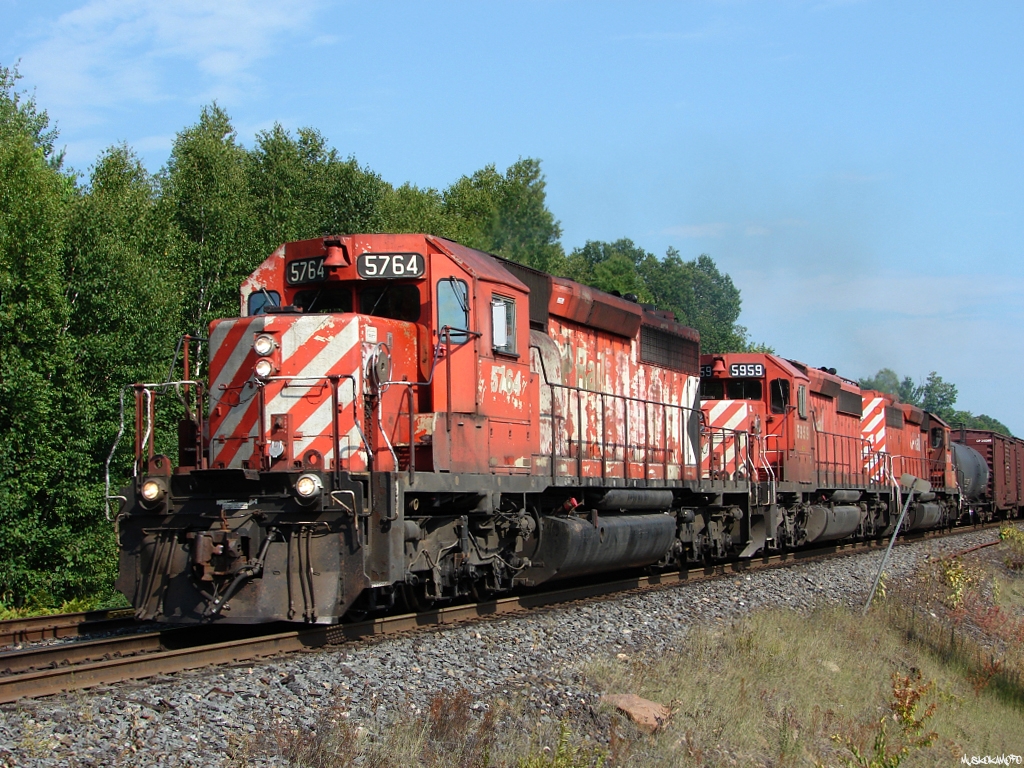 CP 5764 North has a clear to Reynolds at the North end of Dockmure, as Engineman Emond pulls back on the throttle, and down on the horn with train 435 in hand.