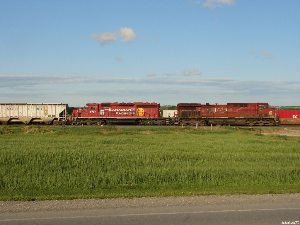 CP 9582 South slowly creeps up to the light at the South end of Baxter as they hold the siding with their train (608-433) while CP 113 flies by on the main, only going as far as the North end to wait for another 608! Oil is big business on CP these days.