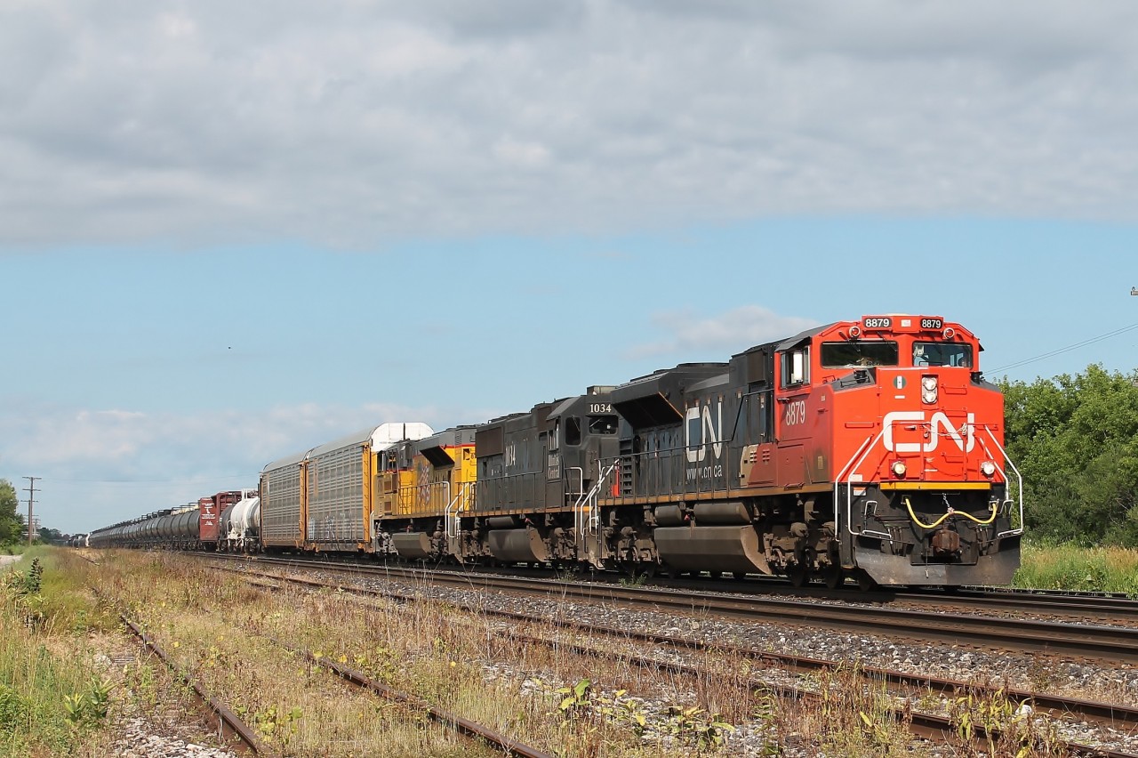 After being at Brantford yesterday and not seeing a train in the three hours I was there, I was hoping for a change of fortune! Within 30 minute there was a train in each direction. At 9:25 an eastbound with a lot of tank cars led by 8879, 1034 and UP 8706 passed I believe the scanner said #350?