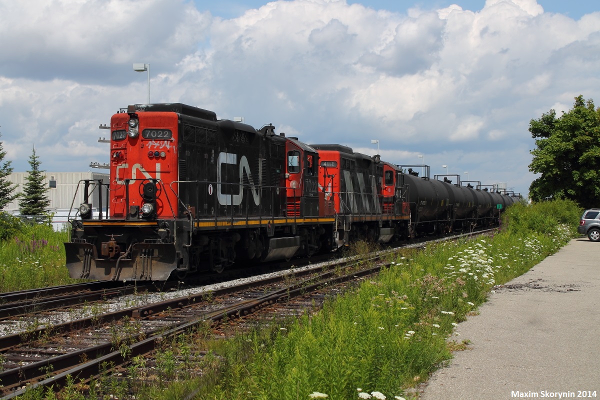 After shooting CN 373 with a CSX leader, I decided to head down to Snider South to get CN 541 and see what it has on it. It had 2 long-hood forward GP9RM's, which you don't see everyday.