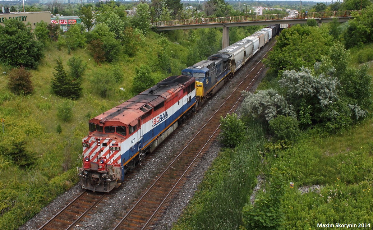 After getting another timely heads up that this rare Canadian National train X371 has cleared Kingston with a stellar lash-up, me and Railpictures.Ca contributor Alex Titu head out to catch it. After a while, it is captured in this scene. Alex Titu can be seen in action on the pedestrian bridge in the background.