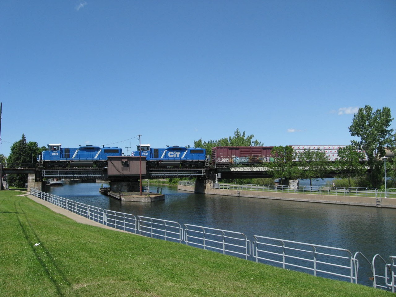 The MMA switcher #810 with 2 leased engine , stopped on the swing bridge over the Chambly canal in St-Jean sur Richelieu !

Since July 1st 2014 , The Montréal,Maine and Atlantic Railway was disbanded and replace by the new Railroad company , Central Maine and Québec Railway !!