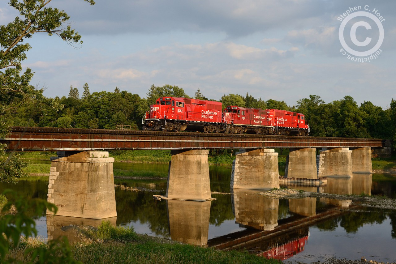 TG21 with a GP9 sandwich with fresh bread is northbound on the CPR Waterloo subdivision. TG21's work was to bring loaded racks to Galt from Hagey, then run light to South Junction (Mile 14.4) lift about 40 cars from the GEXR/CN interchange to bring back south. Photo is at Freeport, about mile 7.5. Taken with a 50mm F/1.8 at f/5.6, ISO 400.