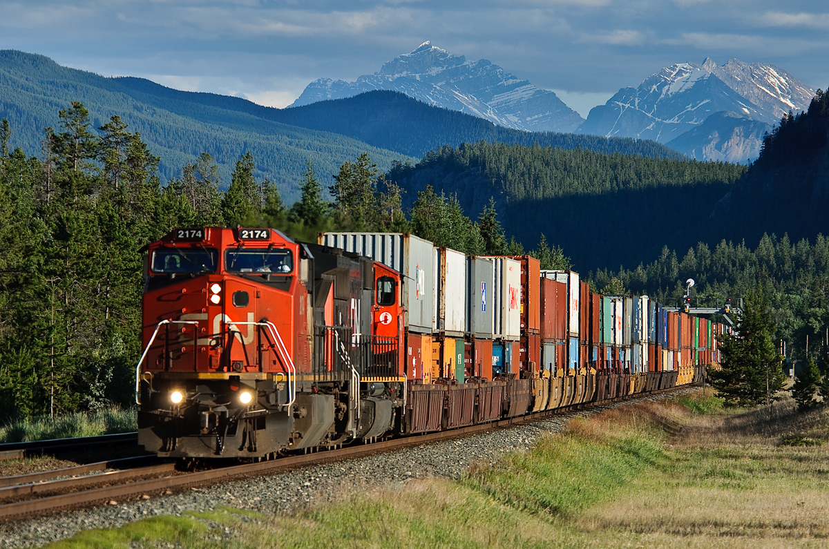 A former ATSF C40-8W hustles a short 2nd section Kamloops-Toronto Q112 under the approach signal to Henry House on CN's Edson Sub.