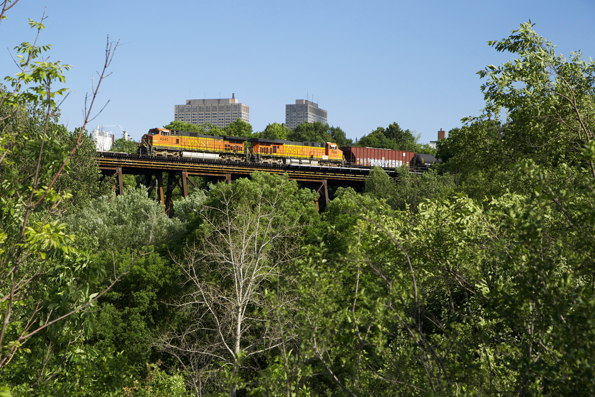 BNSF #608 flies over ET Seton Park in Leaside with some prime-time FPON.