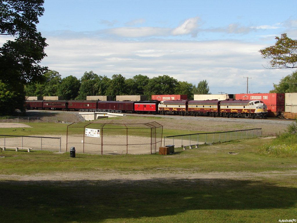 CP 4107 South with business train 40B-13 from Calgary to Toronto and eventually onto London to represent CP's support of the Womens Open event in London, ON (www.cpwomensopen.com). This train was expected to arrive in Toronto at 02:00 Saturday morning, most people including myself had pretty much written it off as "maybe on it's way back". For the connected few however, word traveled the train jumped ahead about 8 hours, making a perfect sunny afternoon appearance!