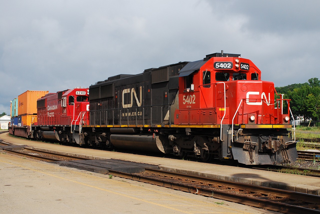 CN 382 passes the station in Brantford with a pair of SD60s, both of which are wearing the second paint scheme of their careers. CN 5402 began life as an Oakway lease engine on BN, and CP 6240 was formerly SOO 6040. Thanks to Jazzy Joe for the heads up.