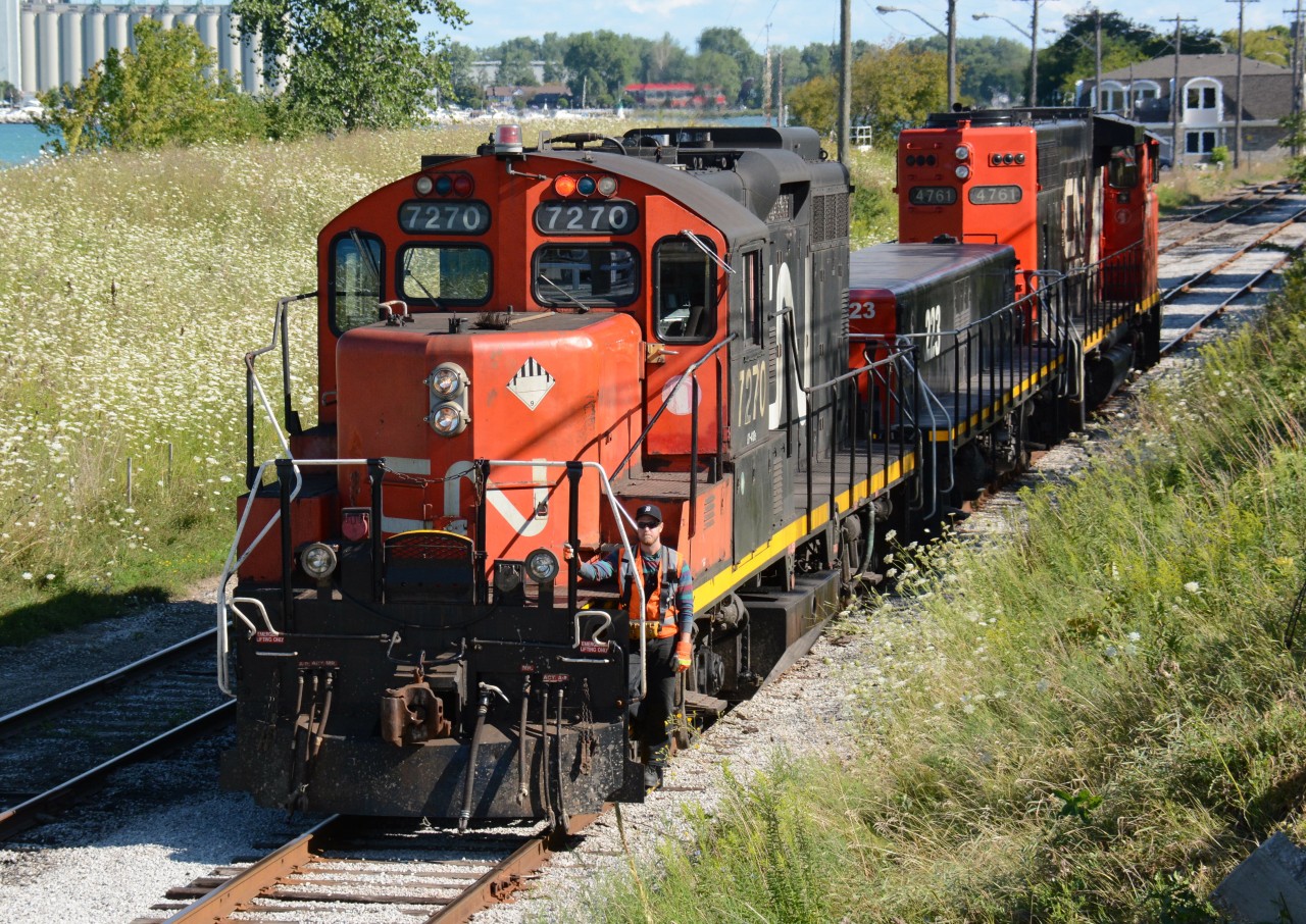 CN7270 with slug 223 and CN4761 head back to Imperial Oil for another cut.
