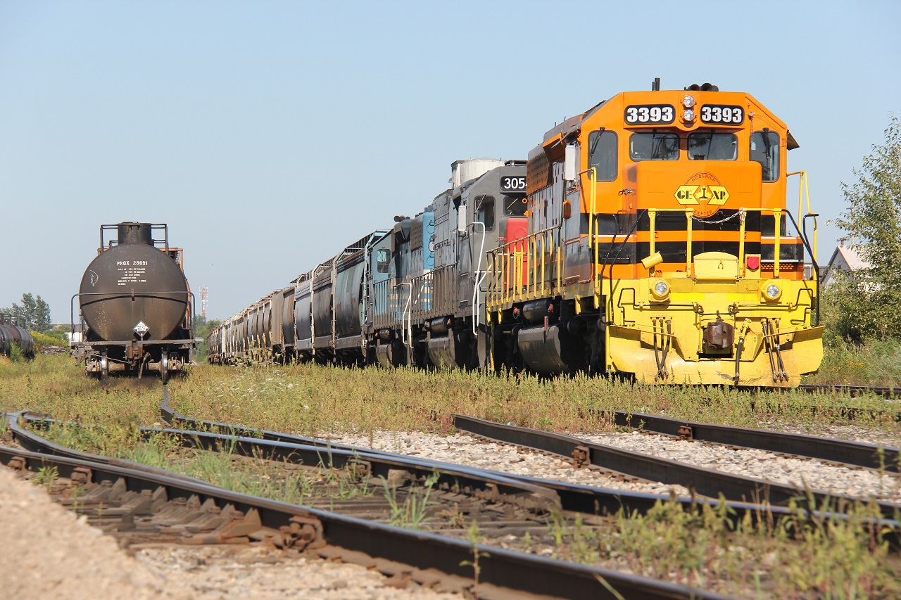 GEXR 431 is resting in the Kitchener yard again; the crew left it again. The 431 was switching around before this scene, causing a traffic nightmare on the roads crossing the tracks and Victoria Street, which runs parallel to the tracks. Power is GEXR 3393-GEXR 3054-GSCX 736x.