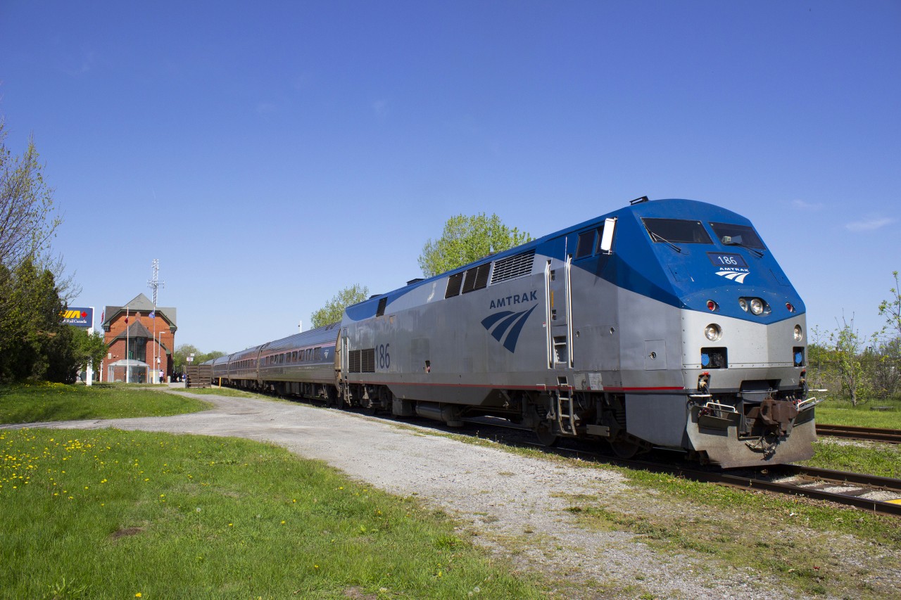 After a pleasant trip on the Maple Leaf, I went out to take a shot of the train sitting here at Niagara Falls, waiting for a crew change.